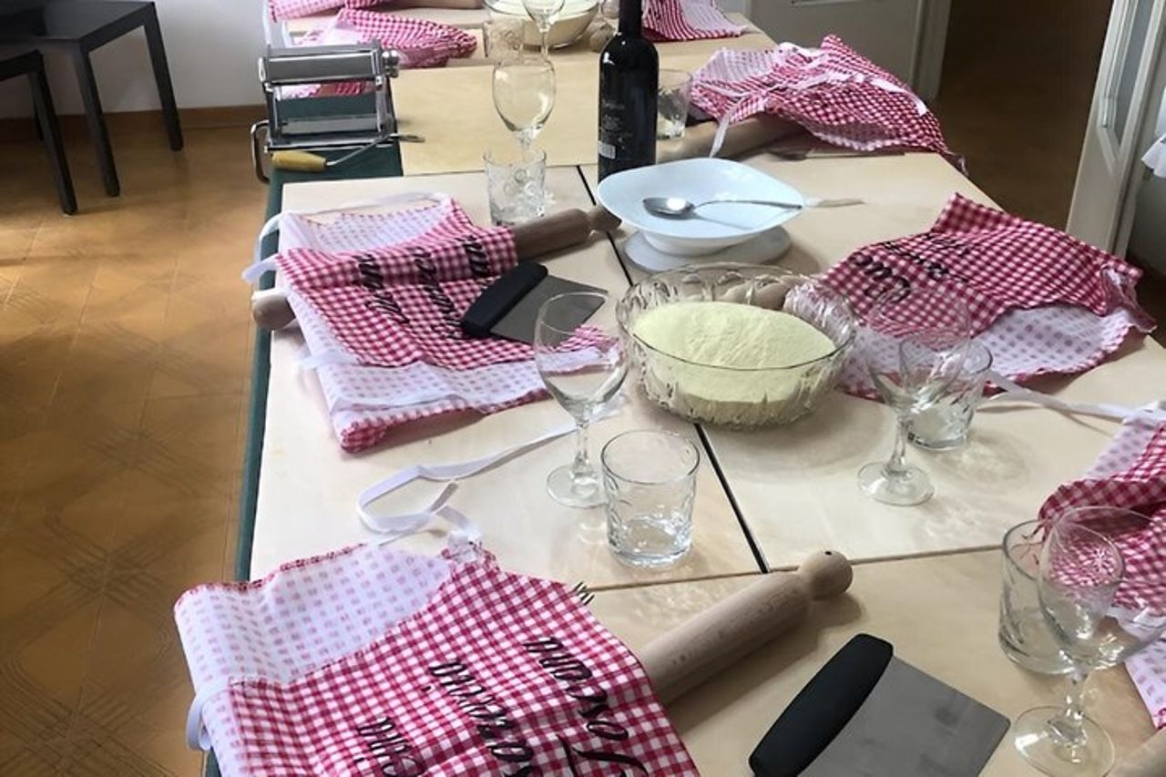 Corso di cucina di tagliatelle e ravioli di pasta colorata vicino Arezzo — 4