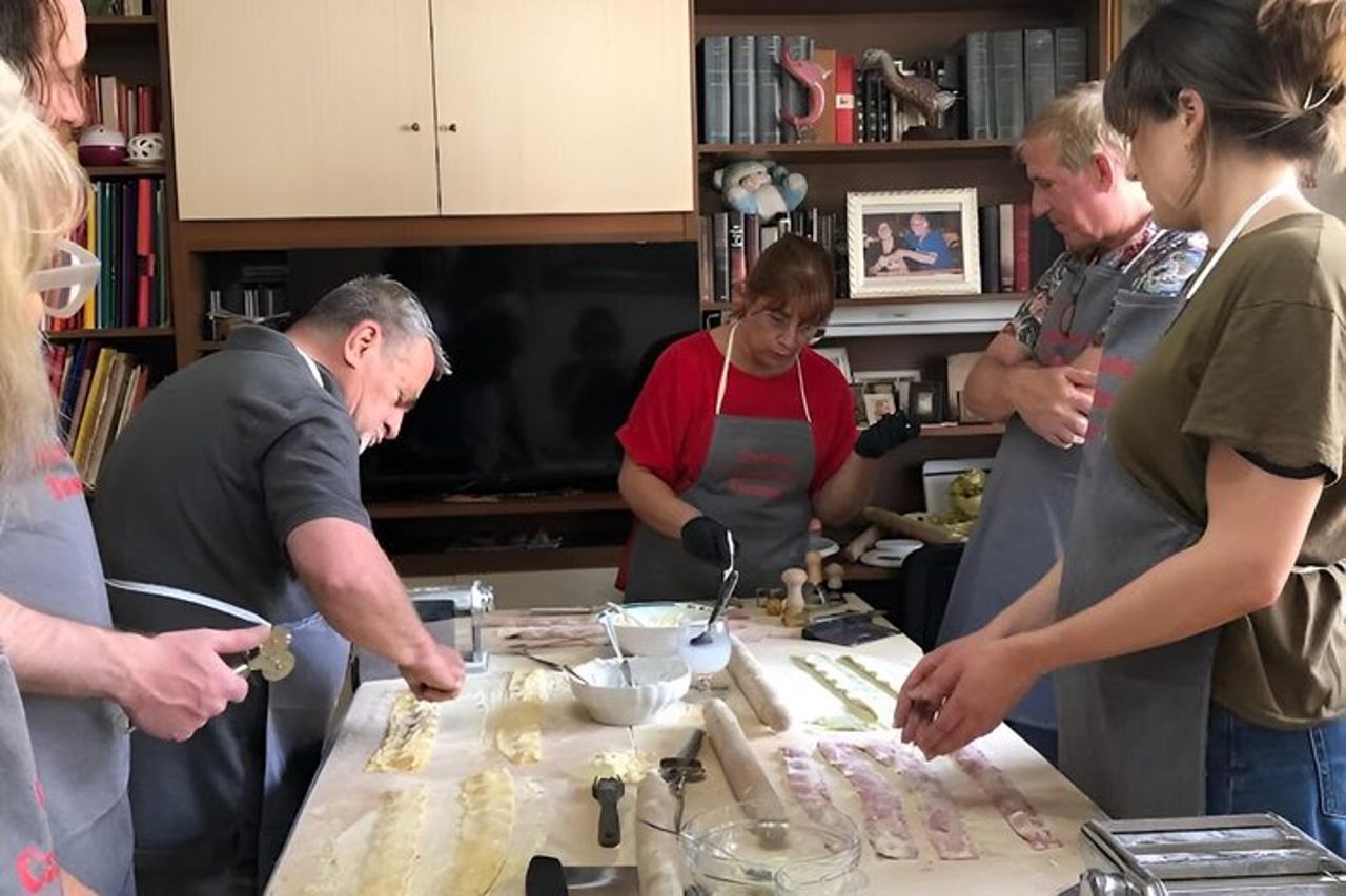 Corso di cucina di tagliatelle e ravioli di pasta colorata vicino Arezzo — 9