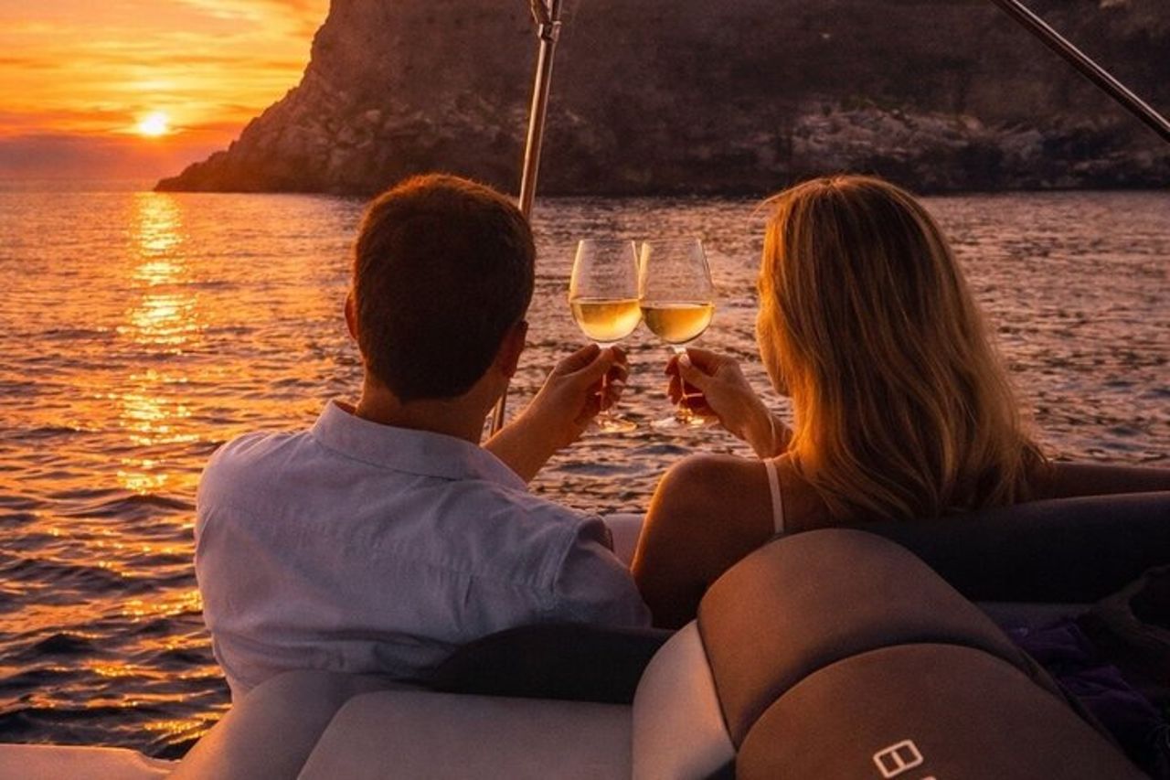 Tour al Tramonto alle Cinque Terre in Barca Privata con Pesto e Vino Tipico — 5