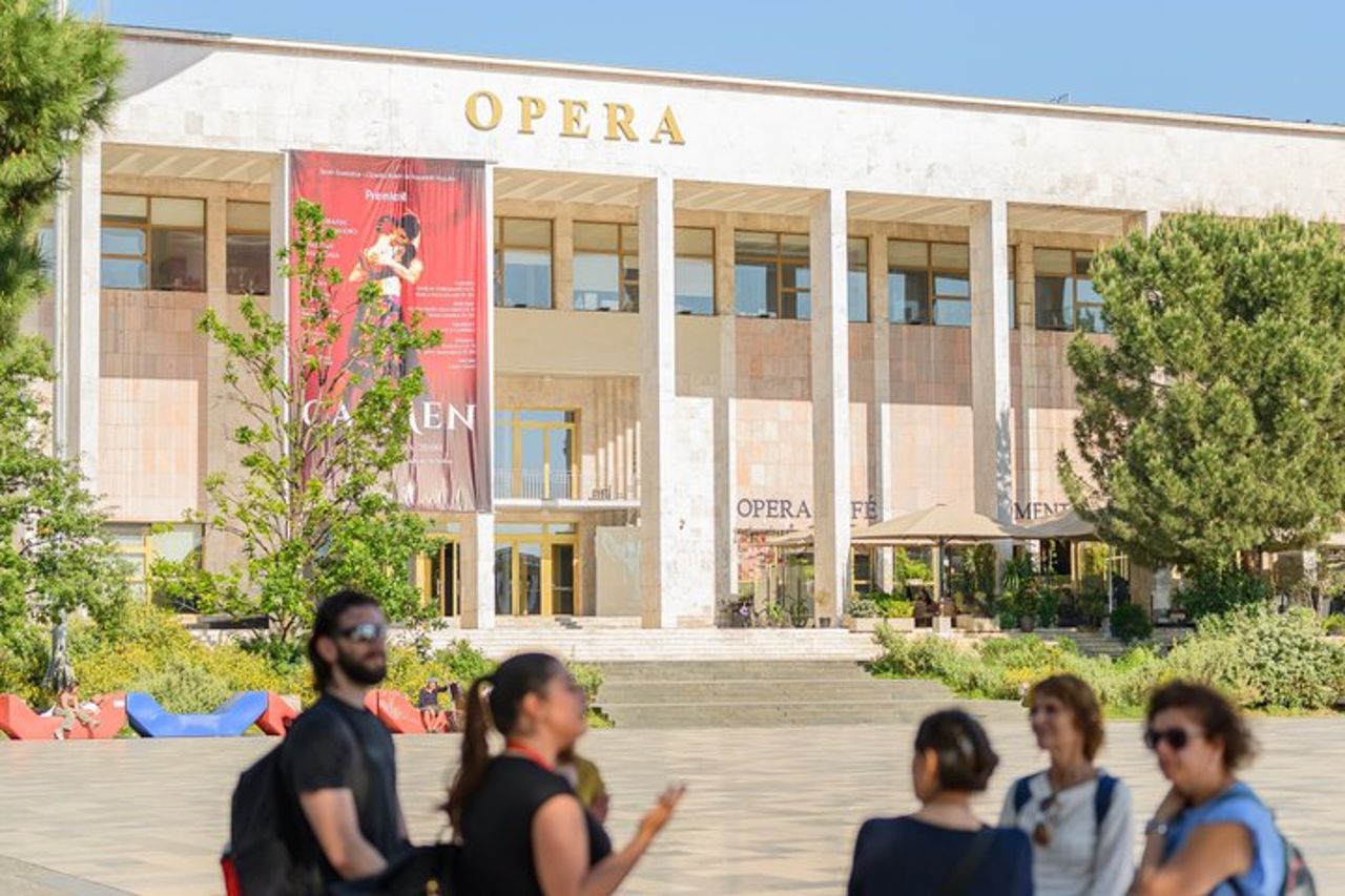 Tour a piedi di Tirana: storia, cultura e gemme locali nascoste