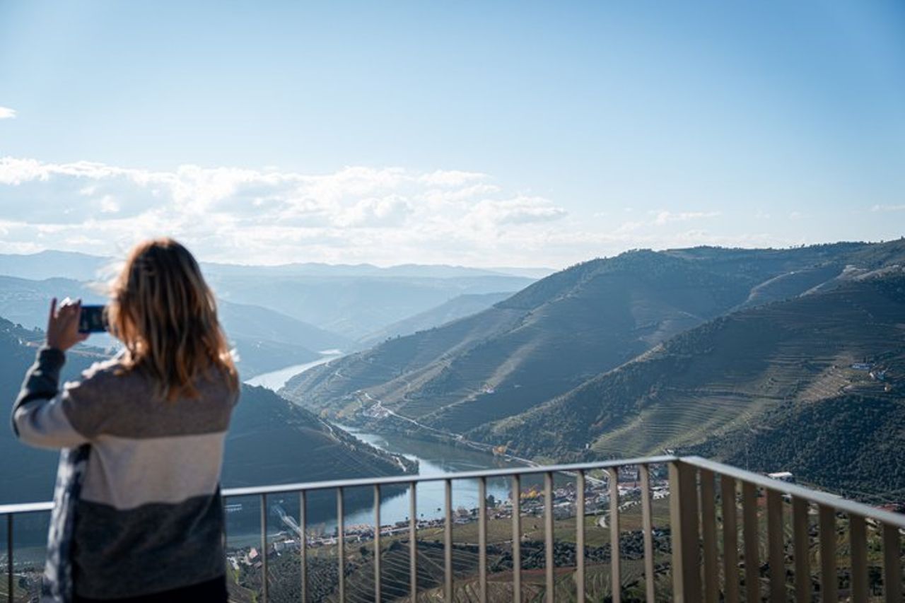 Tour di un giorno della Valle del Douro con crociera sul fiume, visita della cantina e pranzo — 9