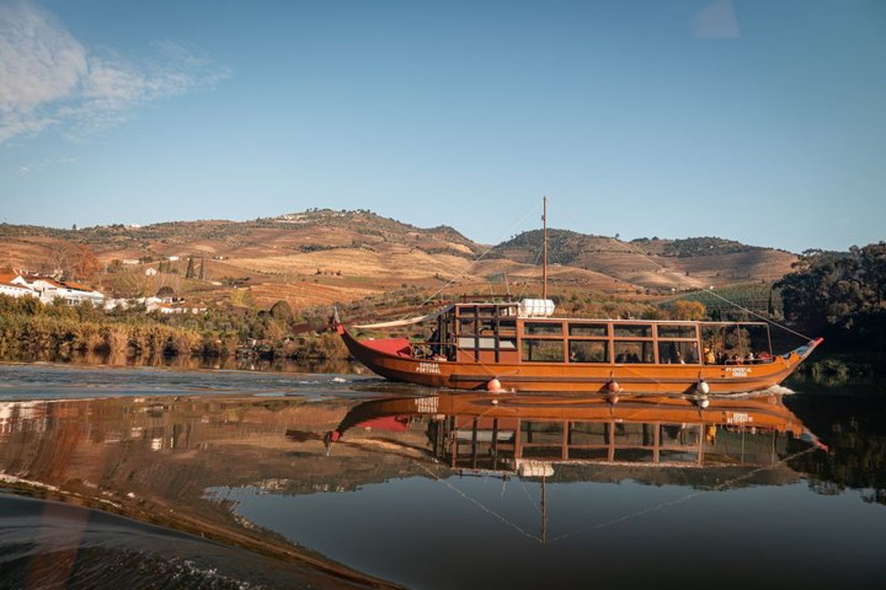 Tour di un giorno della Valle del Douro con crociera sul fiume, visita della cantina e pranzo — 3