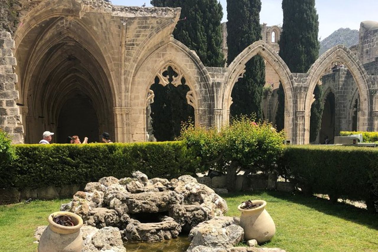 Nicosia e Kyrenia divise con castelli e leggende — 3