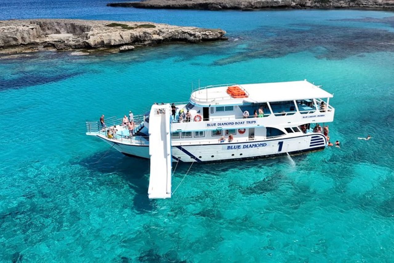 Escursione Blue Lagoon con scivolo gigante con partenza dal porto di Latchi